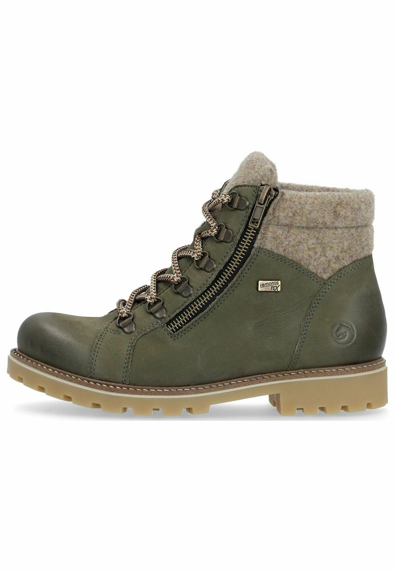Botín de cuero verde oliva con cuello de lana gris, cierre de cremallera y cordones decorativos. Suela de goma con relieve para mayor tracción.