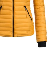Gul pufferjacka med quiltat mönster, med dragkedja framtill, två sidofickor med dragkedja och svarta ribbade muddar.