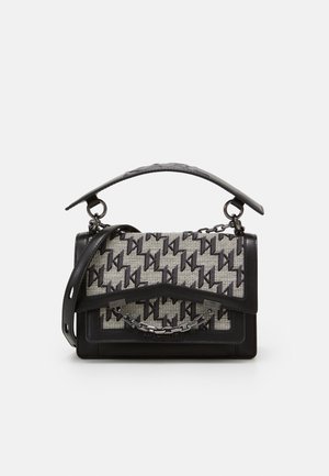 Sac à main noir et gris avec tissu texturé présentant un motif géométrique, poignée supérieure et détail chaîne sur le rabat avant.