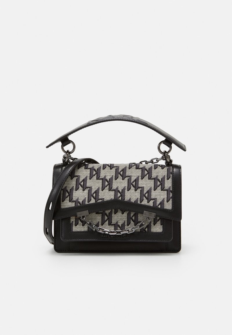 Sac à main noir et gris avec tissu texturé présentant un motif géométrique, poignée supérieure et détail chaîne sur le rabat avant.