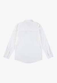Camicia bianca a maniche lunghe con colletto, polsini con bottoni e schiena dritta. Tessuto liscio senza fantasie o accenti.