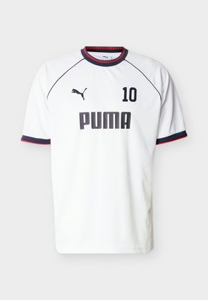 Λευκή αθλητική μπλούζα Puma με κοντά μανίκια και αριθμό 10, με μαύρο και κόκκινο γιακά και περίγραμμα στα μανίκια, και το λογότυπο Puma στο στήθος.