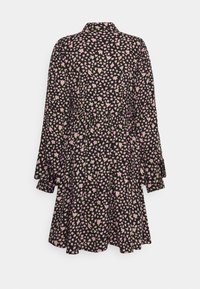 Vestido preto com mangas longas, padrão floral em rosa e verde, gola colarinho, cintura ajustada e saia rodada. Textura de tecido suave.