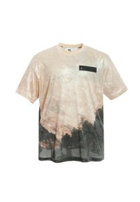 Camiseta de manga corta en rosa claro con un estampado de montaña en degradado que pasa a negro, con un bolsillo en el pecho negro y una textura suave.
