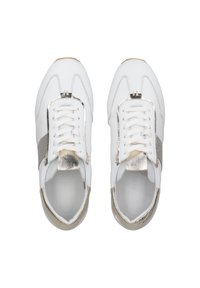 Weiße Sneaker mit metallisch silberfarbenen Akzenten, strukturierten Seiten und flachen Schnürsenkeln. Abgerundete Zehenpartie und Gummisohle. Sauberes, minimalistisches Design.
