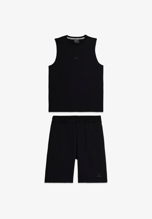 Completo in nero costituito da una canotta sportiva e pantaloni corti, realizzato in tessuto morbido, con collo rotondo, design senza maniche e vita elastica.
