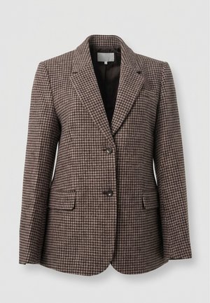 Blazer marron et gris à motif pied-de-poule, avec des revers crantés, deux boutons et des poches à rabat, sur un fond uni.