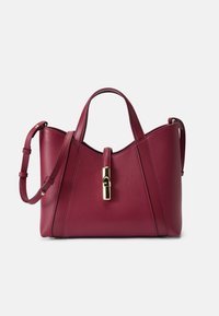 Bolsa de mão em pele burgundy com acabamento texturizado, duas alças curtas, uma alça de ombro destacável e um detalhe em fecho dourado.