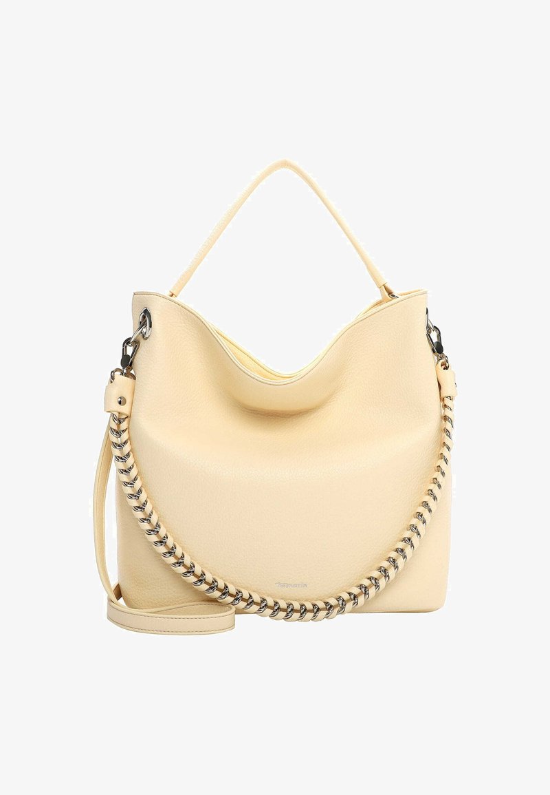 Bolso de cuero en beige claro, con un acabado texturizado, una silueta curvada, un asa superior y una correa decorativa con eslabones de cadena.