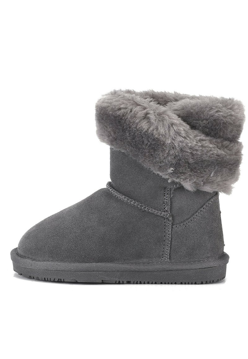 Stivale alla caviglia in suede grigio con un morbido bordo in shearling, punta rotonda e suola in gomma testurizzata. Caratterizzato da dettagli di cucitura lungo il lato.