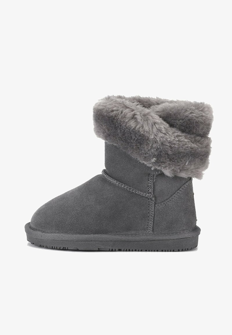 Šedé semišové kotníkové boty s měkkým kožešinovým lemem, zaoblenou špičkou a texturovanou gumovou podrážkou. Obsahují šev na straně.