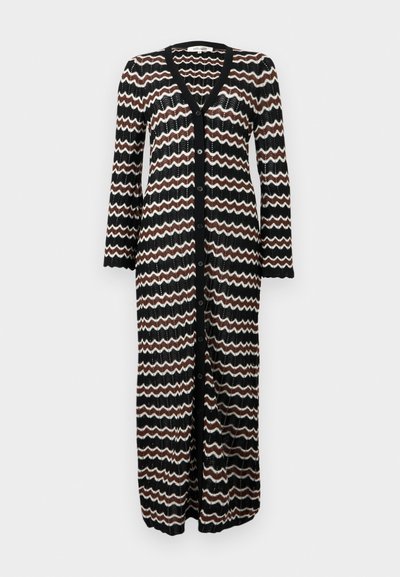 Lange cardigan met een zwarte basis en zigzagpatronen in bruin en crème. Gemaakt van een lichte breiwijze met knopen aan de voorkant.