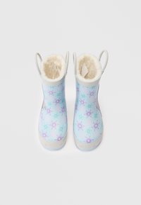 Botas de invierno ligeras para niños en azul claro con patrones de copos de nieve en color púrpura y turquesa, y forro de piel sintética color crema, vistas desde arriba.