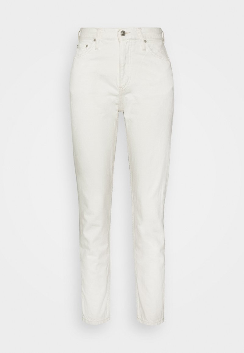 Jeans de denim blanco con cintura alta, diseño de pierna recta, bolsillos frontales y cierre con botón de metal. La tela parece suave y sin adornos.