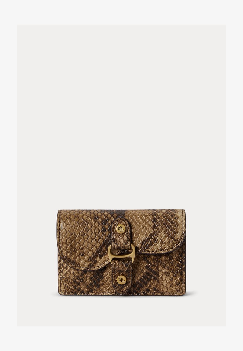 Portefeuille marron à texture peau de serpent avec rabat, boucle dorée et deux vis décoratives embossées des initiales « RL ».