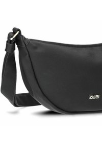 Bolso de hombro de cuero negro con forma curva, diseño plano y correa ajustable. Presenta un logo sutil en letras metálicas.