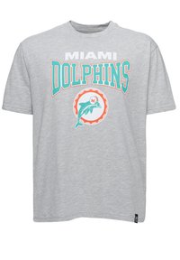 Šedé tričko s krátkým rukávem, na kterém je nápis "MIAMI DOLPHINS" v tyrkysové a bílé barvě s grafikou delfína uvnitř kruhového designu.
