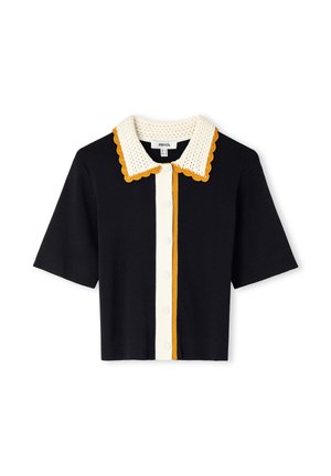 Cardigan noir à manches courtes avec un panneau frontal à boutons blanc, un col en crochet blanc bordé de festons jaune moutarde, et une bordure jaune moutarde.