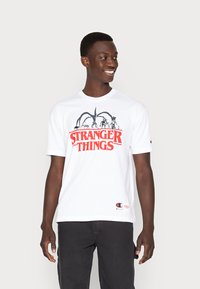 Champion Rochester CREWNECK STRANGER THINGS UNISEX - Triko s potiskem - white