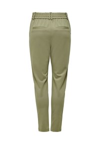 Pantalon extensible vert olive avec une ceinture plate et deux poches arrière ; tissu lisse ; design à jambes fuselées.