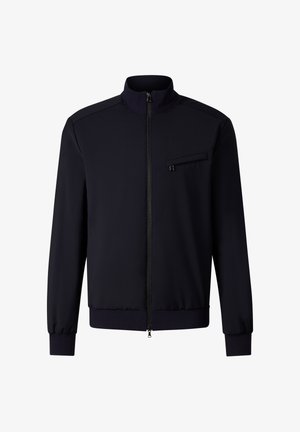 Zwarte jas met ritssluiting, staande kraag, lange mouwen, geribbelde boorden en zoom, en een horizontale borstzak met ritssluiting.