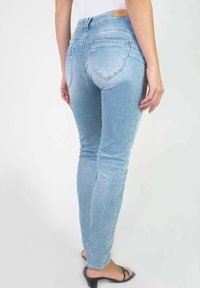 Lichtblauwe skinny jeans van denim, met twee achterzakken en een hoge taille. De stof heeft een vervaagde wassing en lichte stretch.