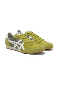 Sneaker in suede verde con dettagli grigio chiaro e strisce bianche. Punta arrotondata e suola in gomma. Chiusura con lacci e colletto imbottito.