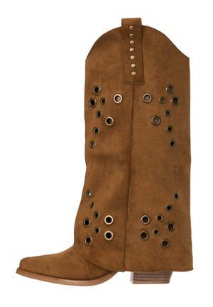 Stivale da cowboy in camoscio marrone fino a metà polpaccio con tacco impilato e occhielli metallici decorativi disposti in motivi sul gambale.