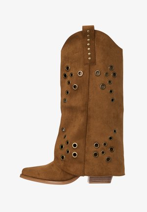 Stivale da cowboy in camoscio marrone fino a metà polpaccio con tacco impilato e occhielli metallici decorativi disposti in motivi sul gambale.