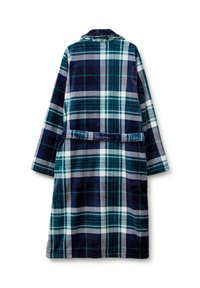 Lange fleecebadjas met blauw, groen en wit geruit patroon en een ceintuur gestrikt in de taille, gezien van achteren.