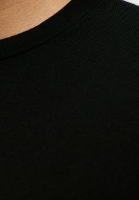 Czarna bawełniana koszulka z ribbowanym dekoltem i gładką teksturą. Tkanina wydaje się być miękka z ciasnym splotem.