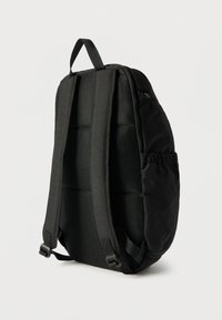 Μαύρο σακίδιο με επενδυμένη, δικτυωτή πλάτη και ιμάντες ώμου. Διαθέτει πλαϊνή τσέπη από δίχτυ και φερμουάρ σε διαμέρισμα. Κατασκευή από ανθεκτικό ύφασμα.