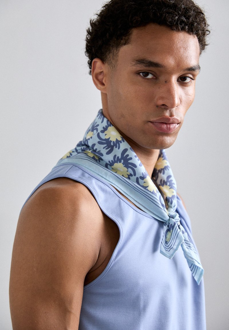 Palomo PALOMO X ZALANDO EXCLUSIVE VERBENA POCKET SQUARE UNISEX - Foulard - blue