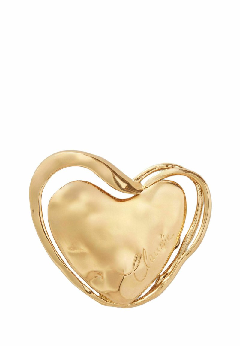 Pendente a forma di cuore in oro con una superficie liscia e accenti intrecciati. Presenta il testo inciso "Claudie" su un lato.