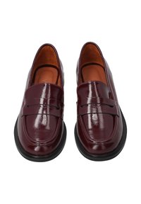 Burgunderfarbene Lederloafer mit glänzender Oberfläche, ausgestattet mit einem gestickten Design und einer strukturierten schwarzen Sohle. Das Innere ist braun und glatt.