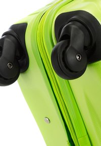 Valise vert vif avec une surface texturée, une fermeture éclair lisse et deux roues noires pour la mobilité. Comprend un accent argenté près de la fermeture éclair.