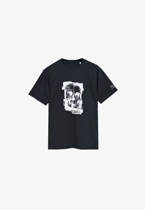 Zwarte katoenen T-shirt met een grafisch ontwerp van schedels in wit en grijs, met korte mouwen en een ronde hals.