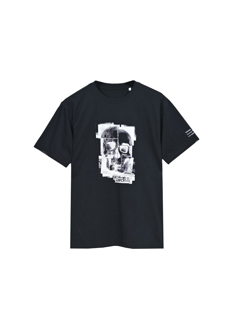 Camiseta de algodón negra con un diseño gráfico de calaveras en blanco y gris, con manga corta y cuello redondo.