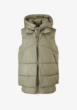 Person trägt eine hellgrüne gesteppte Daunenjacke mit darunter sichtbarem schwarzem geripptem Kleidungsstück.