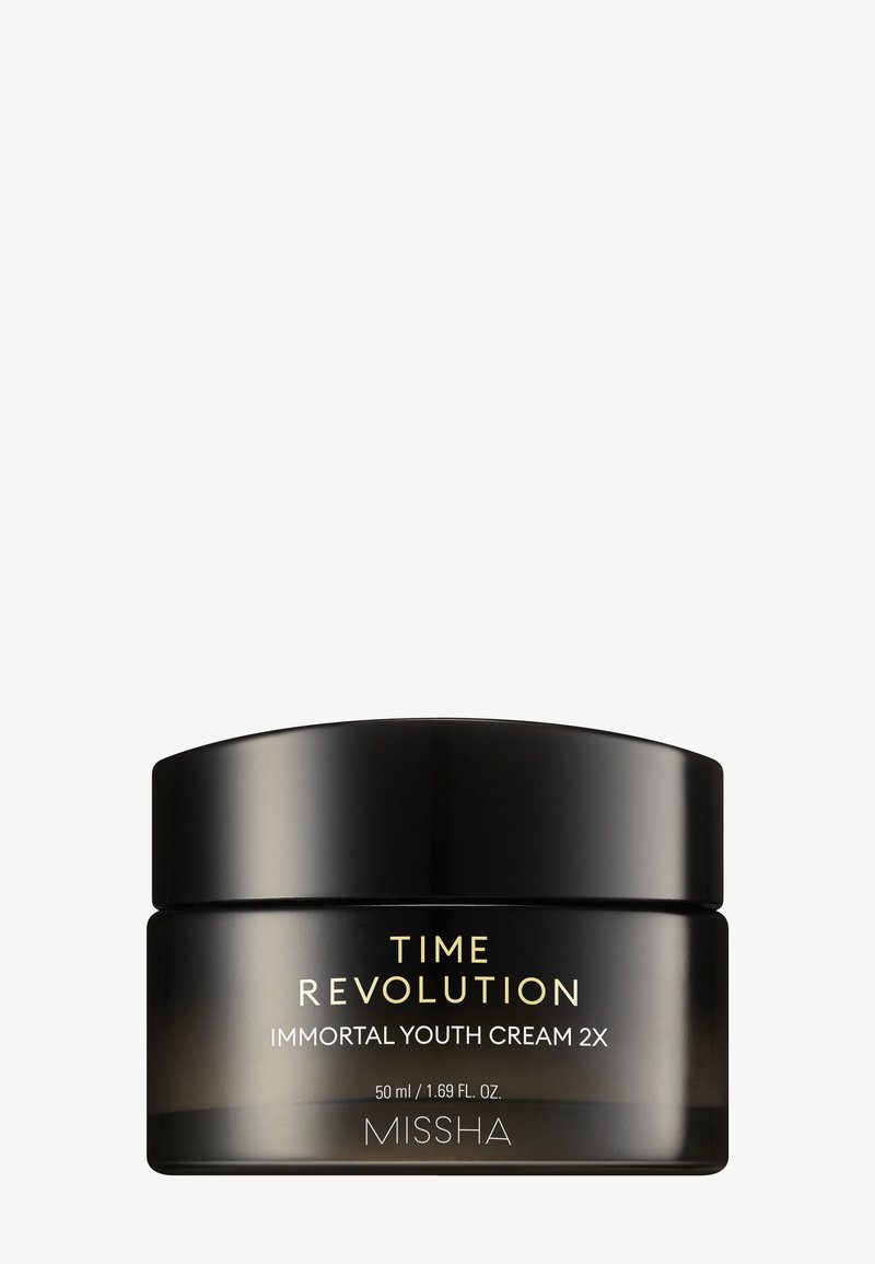 Svart krukke med Missha Time Revolution Immortal Youth Cream 2X, 50 ml, med gull- og hvit tekst på frontetiketten.