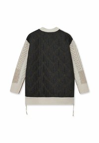 Ge quiltete Jacke mit einem dunkelgrauen Körper und hellcremefarbenen Ärmeln, die Fischgrätmuster und gerippte Bündchen sowie Saum aufweist. Mit Rautennähten dekoriert.