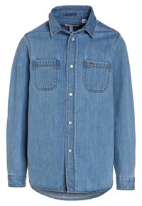 Jasnoniebieska koszula dżinsowa z zapięciem na guziki z przodu, dwiema kieszeniami na piersiach oraz logo Lacoste na lewej kieszeni. Długie rękawy z guzikami przy mankietach.