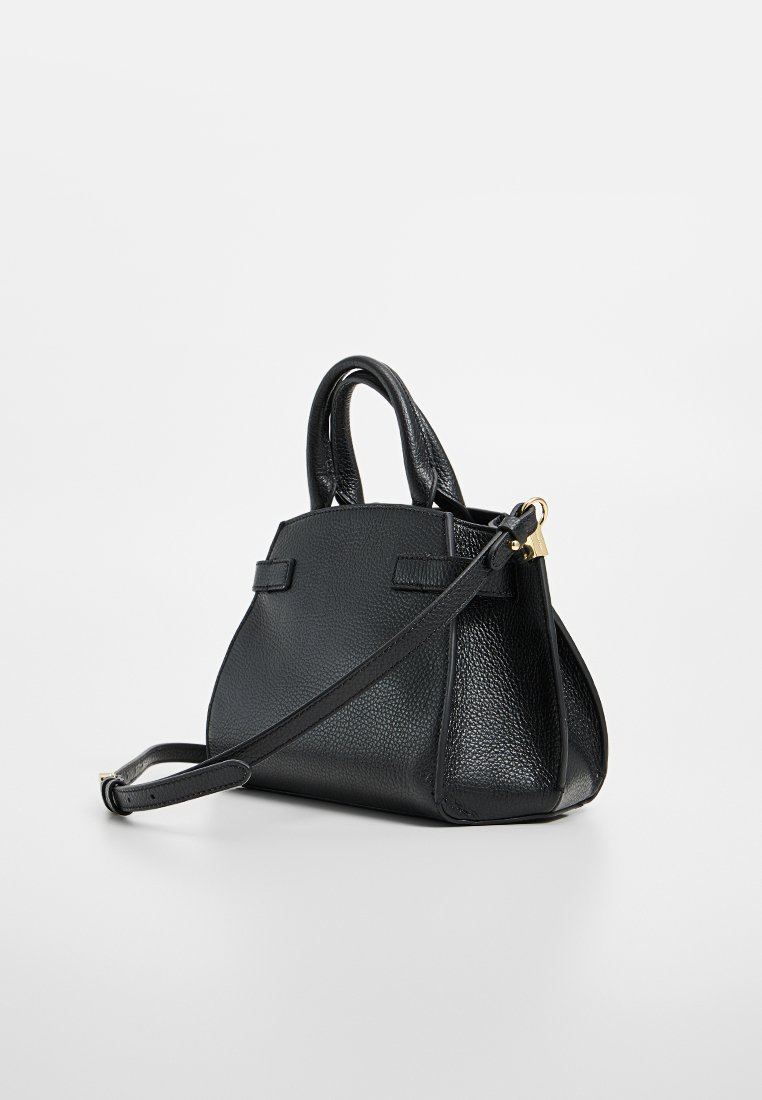 Borsa a tracolla in pelle nera con una forma strutturata, superficie testurizzata, doppi manici e una tracolla rimovibile. Accenti in metallo tono oro.