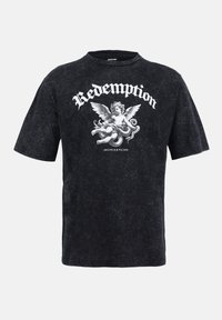 Svart bomulls T-skjorte med slitt finish, korte ermer, rund hals og trykt grafikk av en engel med teksten "Redemption" i hvitt.