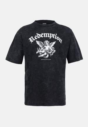 T-shirt in cotone nero con finitura lavata, maniche corte, colletto girocollo e grafica stampata di un angelo con il testo "Redemption" in bianco.