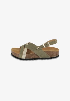 Sandale en suede olive avec des sangles entrecroisées, boucle ajustable, semelle intermédiaire en liège et semelle extérieure en caoutchouc noir texturé.