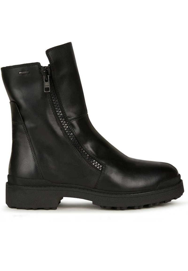 Bota de tobillo de cuero negro con un acabado suave, cremallera lateral, detalles texturizados en la cremallera y una suela de goma robusta.
