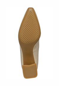 Scarpa con tacco alto beige, con punta affusolata, suola in gomma testurizzata e tomaia liscia con una leggera lucentezza e branding sul lato.