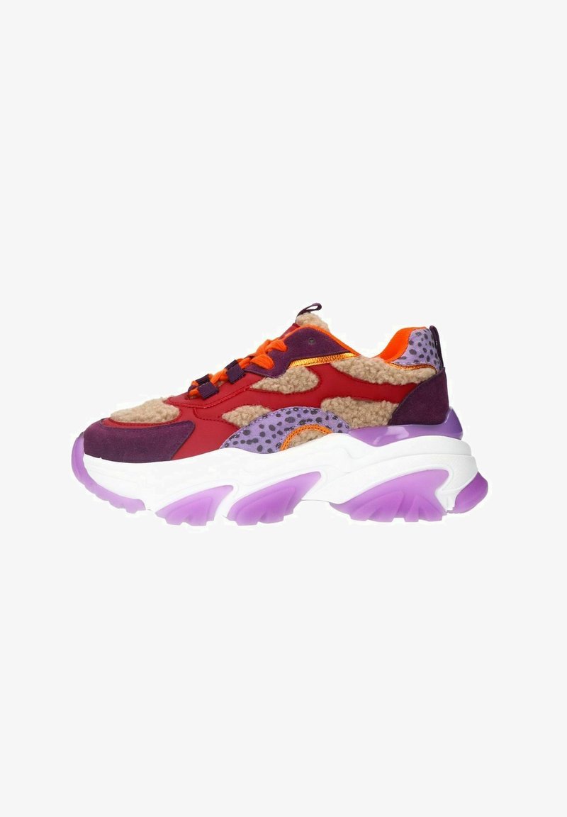 Chunky sneaker met meerkleurige panelen: rood, paars en oranje. Voorzien van een gestructureerde bovenkant, pluizige details en een gedurfde, paarsgetinte zool.