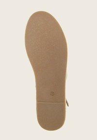 Braune Gummisohle mit strukturiertem Finish, ovale Form und eingeprägtem Größenmarker "40". Auf der Unterseite befindet sich eine glatte, leicht erhöhte Kante.